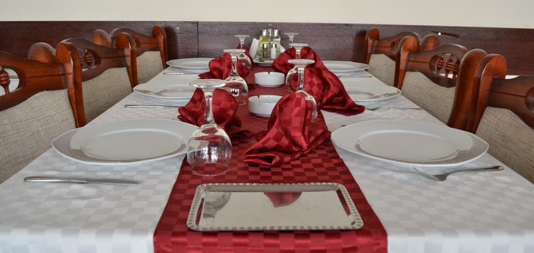 Salonul principal, pregătit pentru prânz